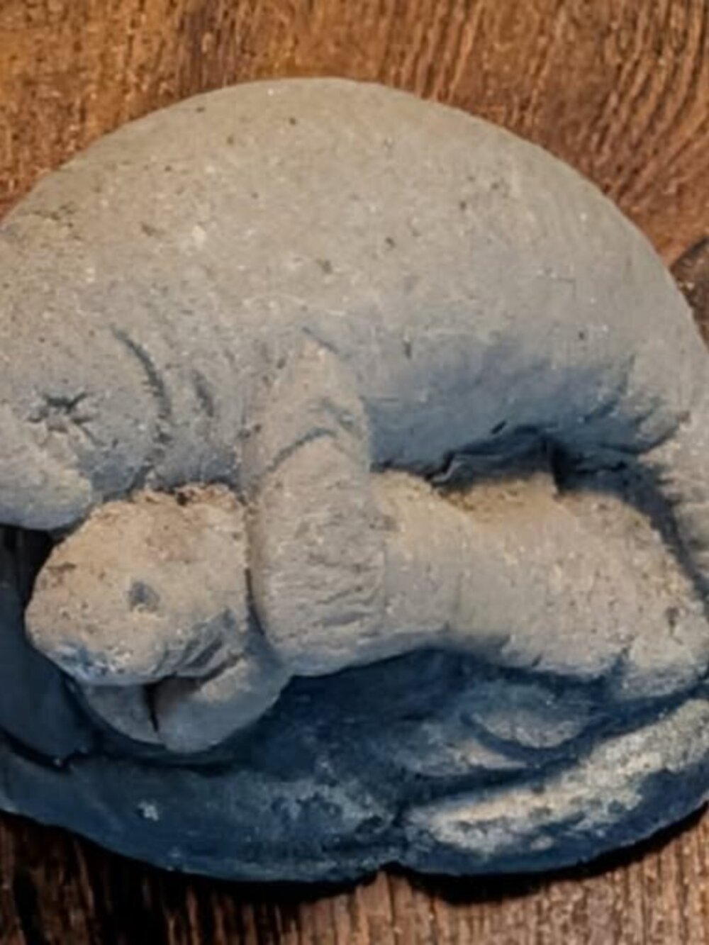 VINTAGE AMERICAN SAND ART MANATEE FIGURE MOTHER & BABY MANATEE